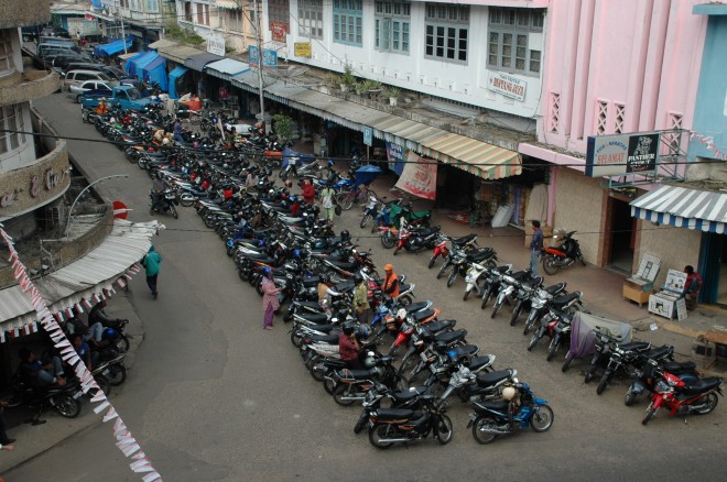 Area parkir kenderaan roda dua di Pasar Kota Jambi
