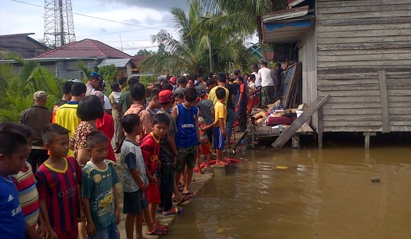 Warga yang ingin menyaksikan kebakaran
