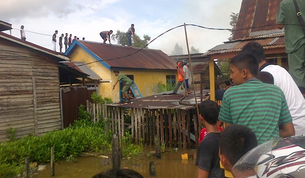 Warga Tanjabbar saat berusaha memadamkan api  