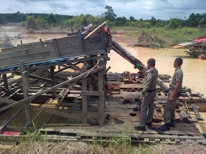 Petugas hanya menemukan rakit dompeng yang ditinggalkan pemiliknya di kawasan bandara Muara Bungo siang ini (09/12)