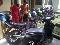Dua tersangka kasus Curanmor bersama barang bukti motor curian saat diamankan oleh aparat Polres Batanghari dan Polsek Muarabulian