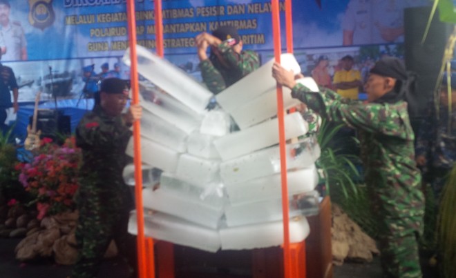 Anggota TNI mematahkan 8 balok es menggunakan tangan