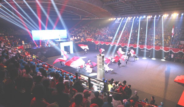 PEMBUKAAN : Pembukaan PON Remaja I/2014 di DBL Arena Surabaya, Jawa Timur, Selasa (9/12) oleh Menteri Pemuda dan Olahraga Imam Nachrawi. PHOTO : TAWAKKAL/FAJAR/JPNN