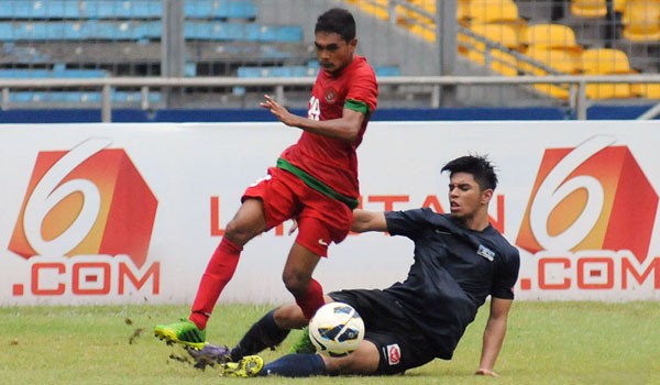 Salah satu pemain Timnas U 19 Indonesia saat dilanggar oleh pemain lawan