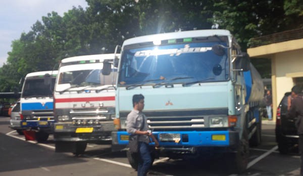 Mobil fuso yang membawa minyak mentah ilegal
