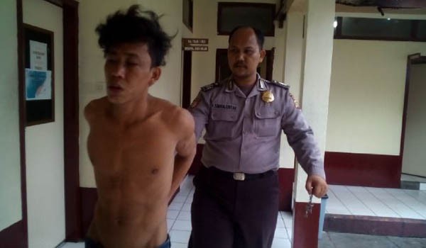 Pelaku jambret, saat digelandang di Mapolsek Telanaipura