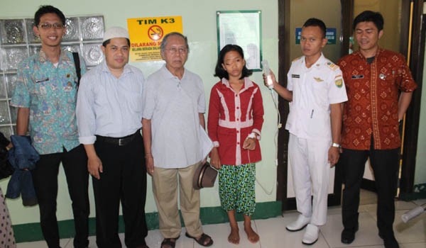 Ketua Dewan Pembina Dompet Dhuafah pusat, Sinansari Encip dan Hasanah usai operasi tumor mata di RS DKT Jambi   