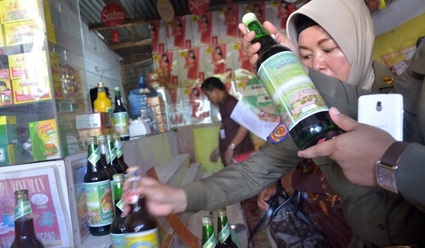 Satuan Polisi Pamong Praja (Satpol PP) dan BPOM Provinsi Jambi menyisir toko obat yang diduga mengedarkan jamu ilegal berbahan kimia.