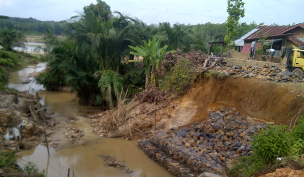 Longsor yang terjadi dijalan Sungai Arang Kab. Muara Bungo