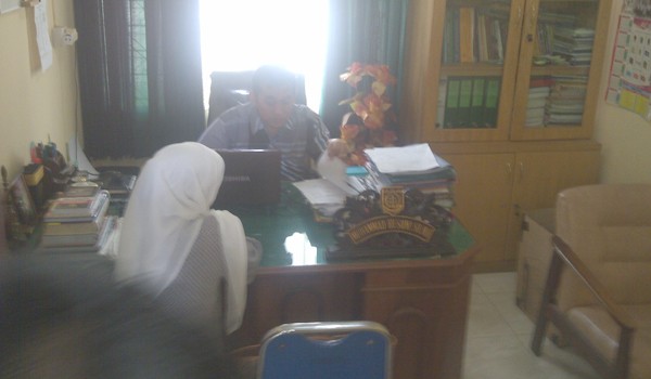 Wartini yang merupakan Bendahara DPRD Batanghari saat diperiksa diruangan Kasi Intel