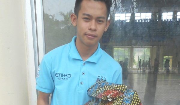 <b>BAHAGIA:</b> Andi Abdurrahman menunjukkan hadiah utama yang dimenangkannya masih terbungkus dalam kertas kado, MUHAMMAD BAKAR/JE