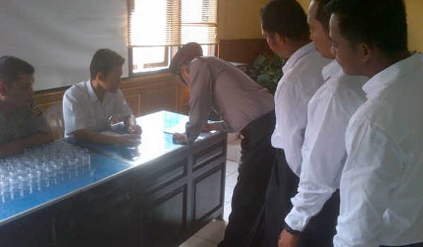 Tes urine yang dilaksanakan Tim Polda Jambi di Mapolres Tanjabtim