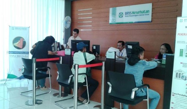 Terlihat pelayanan yang dilakukan pihak BPJS Kesehatan. Di Merangin, pelayanan BPJS dileuhkan oleh warga.    
