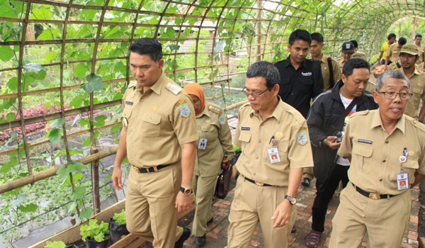 Walikota Jambi SY Fasha  saat meninjau tempat pelaksanaan acara puncak HKSN