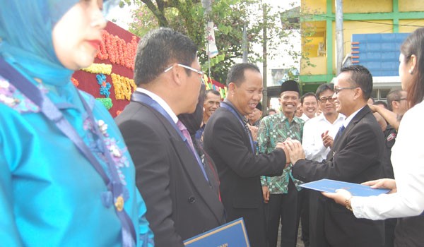 Pimpinan BRI Cabang Jambi memberikan penghargaan kepada 18 karyawan BRI   