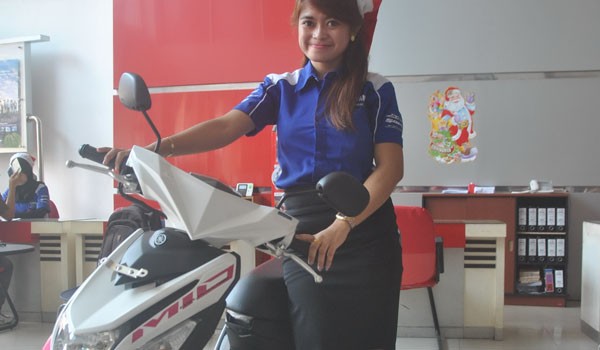 Karyawati Sentral Yamaha memperkenalkan generasi terbaru Yamaha Mio   