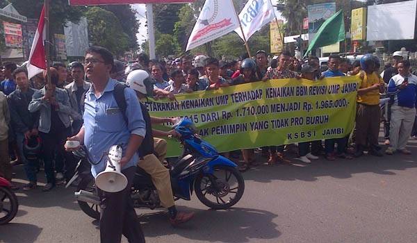 Demo Buruh tuntut UMP