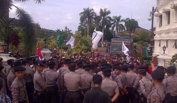 Pendemo yang melakukan orasi di area kantor Gubernur Jambi