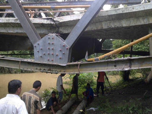 Inilah kondisi jembatan Sungai Bengkal paska ditabrak truk fuso. Malam ini (18/12) mobil besar dilarang lewati jembatan ini