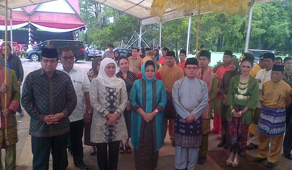 Menteri Sosial RI Khofifah Indar Parawansa bersama Gubernur Jambi H. Hasan Basri Agus (HBA)