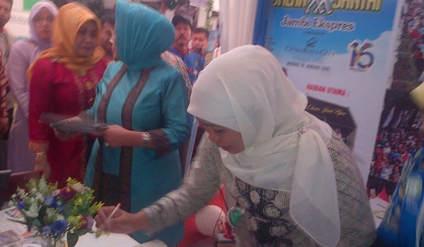 Menteri Sosial RI Khofifah Indar Parawansa saat mengunjungi stand Jambi Ekspres