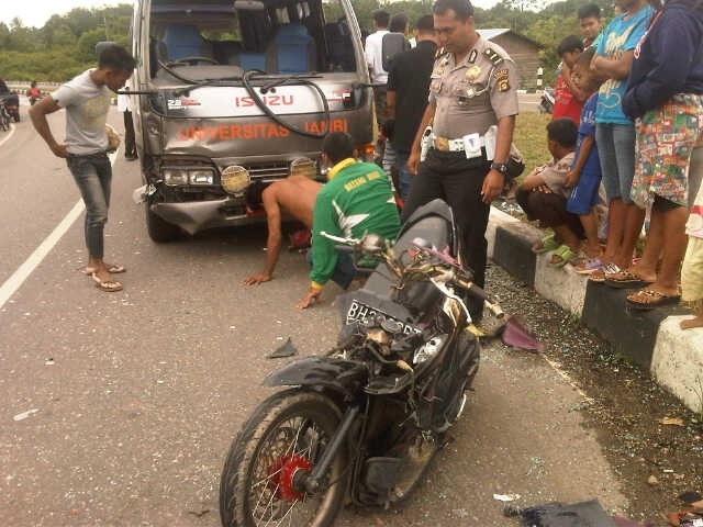 Sepeda motor yang dikendarai korban juga rusak berat