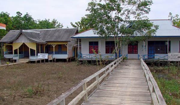 <b>KANTOR :</b> Kantor Desa di Tanjabtim sering terlihat sepi saat jam kerja, ini karena Kades menggunakan rumah pribadi sebagai kantor untuk melayani masyarakat   