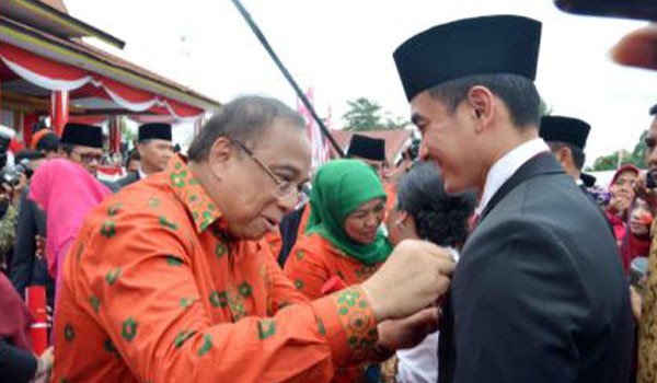 Zumi Zola Diganjar Satya Lencana Kebaktian