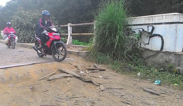 <b>Foto:</b> ketinggian salah satu jembatan yang dikeluhkan pengendara