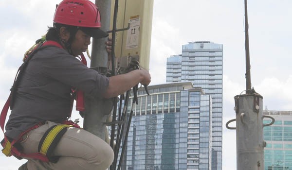 Petugas sedang memperbaiki jaringan Xl menjelang libur Natal dan Tahun Baru