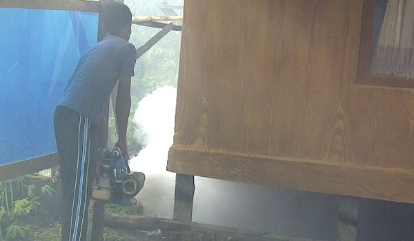Mengantisipasi DBD, Dinkes Tanjabbar mulai melakukan fogging dari rumah ke rumah warga.   