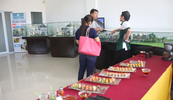 Pengunjung saat melihat miniature perumahan CitraLand NGK yang tersedia di Marketing Galery 