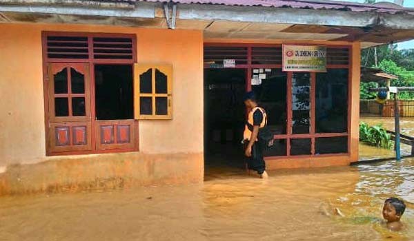 Tampak anggota Brimob yang membantu korban banjir
