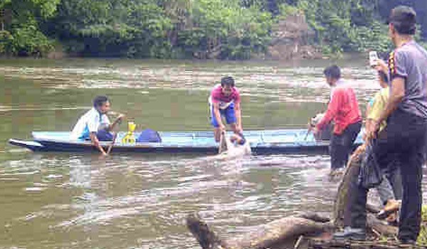 Korban tewas Al Buhori yang berhasil ditemukan warga saat akan membat rakit