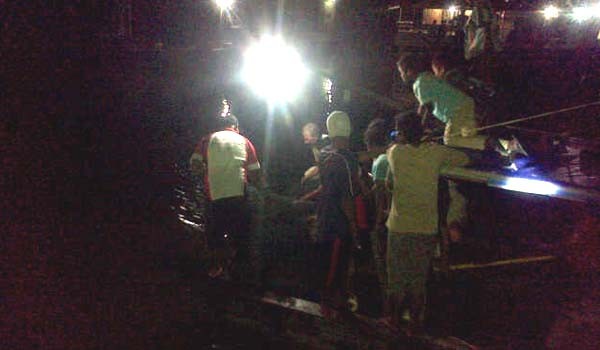 Warga yang mencari bocah yang tenggelam di Sungai Parit Gompong Rt 17 Kelurahan Tungkal Harapan