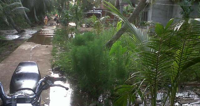 Air yang mulai menggenangi Kelurahan Sabak Ilir