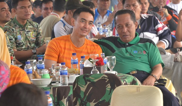 Zumi Zola tampak akrab dengan Wawako Abdullah Sani dalam sebuah kesempatan.