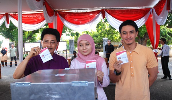 Zulkifli Nurdin, Ratu Munawwaroh, Zumi Zola