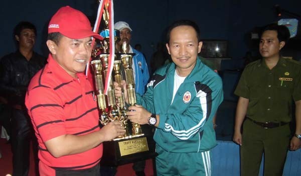 Bupati Merangin Haris  saat menyerahkan tropy bergilir Gubernur kepada Sudirman, Ketua KONI Muarojambi