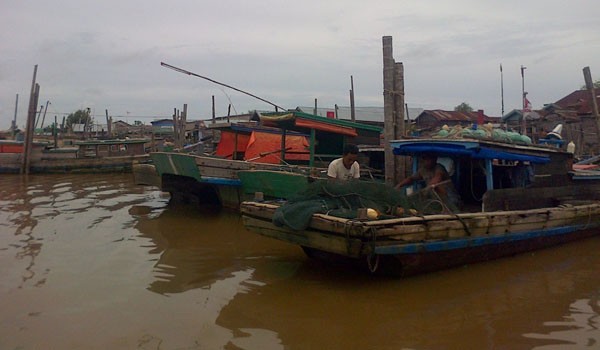 Pompong nelayan yang bersandar