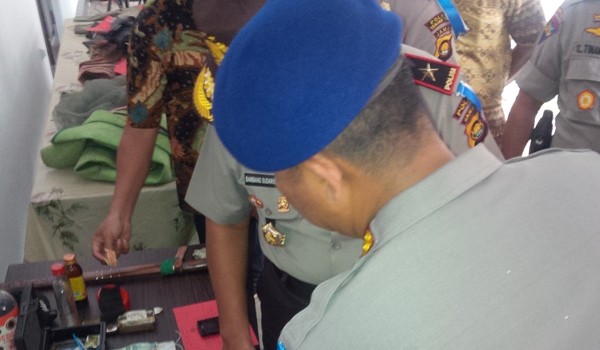 Kapolda Brigjen Pol Bambang Sudarisman, saat melihat barang bukti