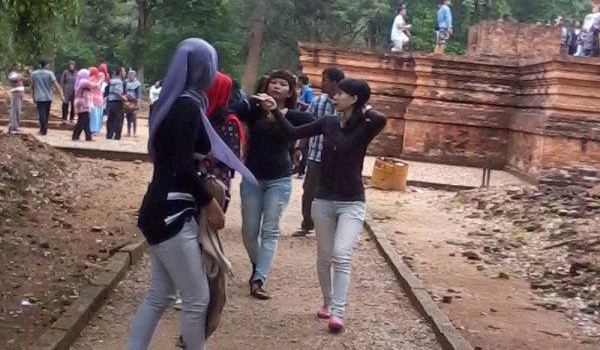 RAMAI DIKUNJUNGI: Di masa liburan, lokasi wisata candi muaro jambi ramai dikunjungi. Pada 2015 ini, target PAD dari candi ini dinaikkan