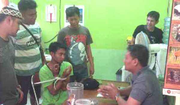 <b>Foto:</b> pelaku saat diinterogasi petugas kepolisian