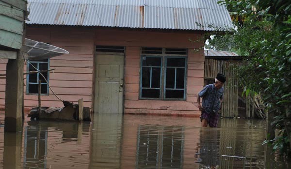<b>Foto:</b> Banjir yang beberapa waktu lalu pernah melanda pemukiman di Kabupaten Tebo, DOK/JE