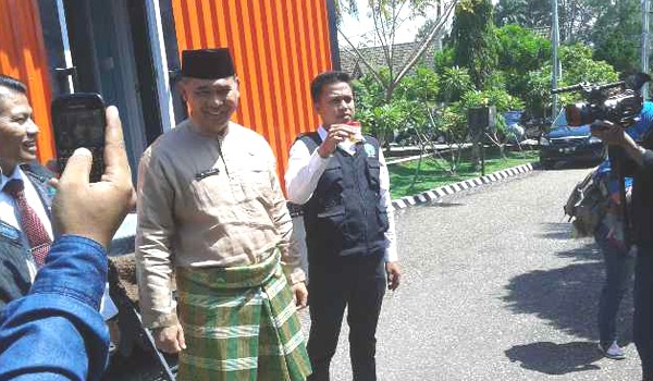 Walikota Jambi Sy Fasha saat mengikuti tes urine