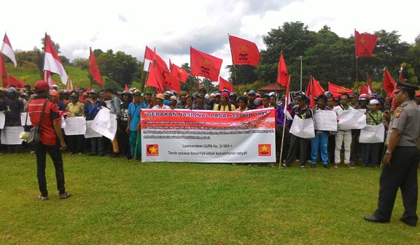 Ratusan warga yang mengatasnamakan  Serikat Tani Nasional saat menduduki kantor Bupati