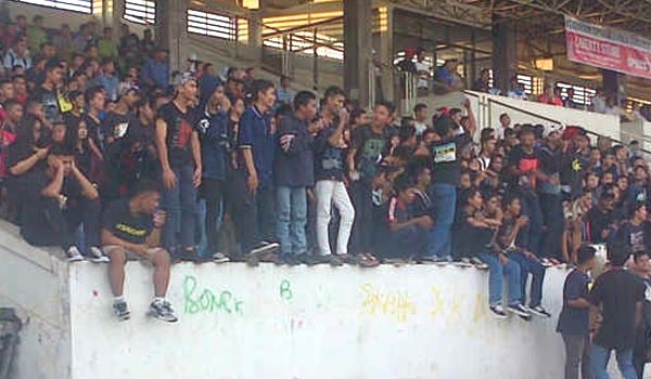 Kojamania saat melihat tim kesayangannya bertanding