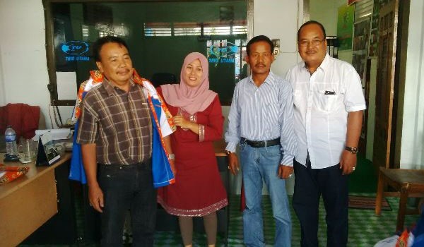 Direktur Utama, Trio Utama Taksi,  Faisal, Amd  menyaksikan pemasangan pakaian seragam resmi driver.