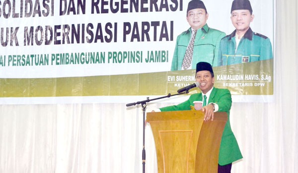 Romahurmuziy memberikan sambutan saat menghadiri peringatan Harlah PPP ke 42 di Jambi.   