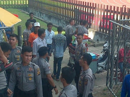 Official PS Sarolangun diamanakan oleh aparat kepolisian setelah terprovokasi dan mendatangi supporter PS Kerinci dalam laga lanjutan Gubernur Cup 2015. Ia nyaris menjadi bulan-bulanan Supporter PS Kerinci